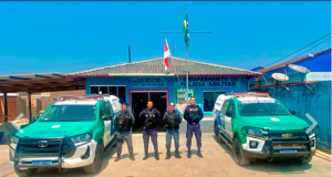 Polícia Militar prende homem que agrediu companheira com remo de pesca, em GuajaráA equipe policial encontrou o suspeito com sinais visíveis de embriaguez. Polícia Militar prende homem que agrediu companheira com remo de pesca, em Guajará