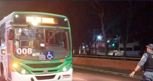 Polícia prende em flagrante homem por assalto a ônibus, no Centrouspeito foi encontrado pelos PMs com algumas escoriações. Polícia prende em flagrante homem por assalto a ônibus, no Centro