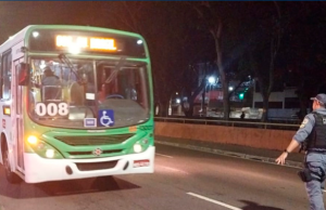 Polícia prende em flagrante homem por assalto a ônibus, no Centrouspeito foi encontrado pelos PMs com algumas escoriações. Polícia prende em flagrante homem por assalto a ônibus, no Centro