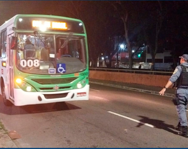 Polícia prende em flagrante homem por assalto a ônibus, no Centro