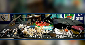 Após tentativa de fuga, trio é preso com armas de fogo, munições e drogasCom os suspeitos foram apreendidas uma submetralhadora, pistolas e munições de ponto 40. Após tentativa de fuga, trio é preso com armas de fogo, munições e drogas