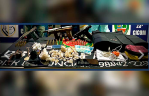 Após tentativa de fuga, trio é preso com armas de fogo, munições e drogasCom os suspeitos foram apreendidas uma submetralhadora, pistolas e munições de ponto 40. Após tentativa de fuga, trio é preso com armas de fogo, munições e drogas