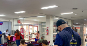 Em Manaus, Procon-AM autua instituição bancária por descumprimento da Lei das FilasNo local, havia mais de 10 pessoas esperando atendimento por mais de 40 minutos. Em Manaus, Procon-AM autua instituição bancária por descumprimento da Lei das Filas