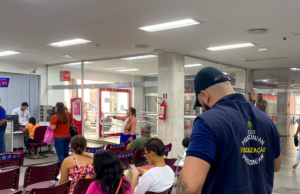 Em Manaus, Procon-AM autua instituição bancária por descumprimento da Lei das FilasNo local, havia mais de 10 pessoas esperando atendimento por mais de 40 minutos. Em Manaus, Procon-AM autua instituição bancária por descumprimento da Lei das Filas