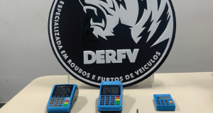 Polícia prende casal por adulterar placa de veículo furtado e falsificar documentosO casal vendia os veículos furtados nas redes sociais. Polícia prende casal por adulterar placa de veículo furtado e falsificar documentos