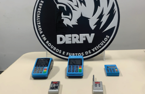 Polícia prende casal por adulterar placa de veículo furtado e falsificar documentosO casal vendia os veículos furtados nas redes sociais. Polícia prende casal por adulterar placa de veículo furtado e falsificar documentos