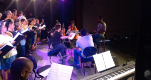 Alunos do coral 50+ do Liceu Cláudio Santoro apresentam concerto ‘Cantando o amor da juventude’Na quarta-feira (21/08), às 18h30, os alunos se unem para relembrar o amor da juventude, interpretando canções românticas que marcaram as primeiras décadas do século XX. Alunos do coral 50+ do Liceu Cláudio Santoro apresentam concerto ‘Cantando o amor da juventude’