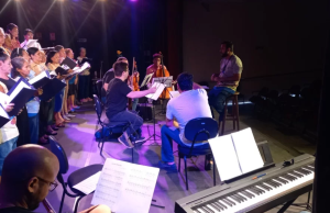 Alunos do coral 50+ do Liceu Cláudio Santoro apresentam concerto ‘Cantando o amor da juventude’Na quarta-feira (21/08), às 18h30, os alunos se unem para relembrar o amor da juventude, interpretando canções românticas que marcaram as primeiras décadas do século XX. Alunos do coral 50+ do Liceu Cláudio Santoro apresentam concerto ‘Cantando o amor da juventude’