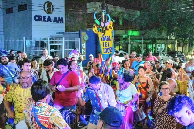 Bumba Meu Bloco leva cortejo carnavalesco fora de época ao Largo de São Sebastião