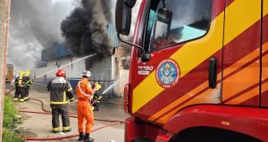Corpo de Bombeiros combate incêndio em galpão de fábrica na zona norte de ManausOnze viaturas estiveram no local para combater as chamas. Corpo de Bombeiros combate incêndio em galpão de fábrica na zona norte de Manaus