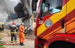 Corpo de Bombeiros combate incêndio em galpão de fábrica na zona norte de ManausOnze viaturas estiveram no local para combater as chamas. Corpo de Bombeiros combate incêndio em galpão de fábrica na zona norte de Manaus