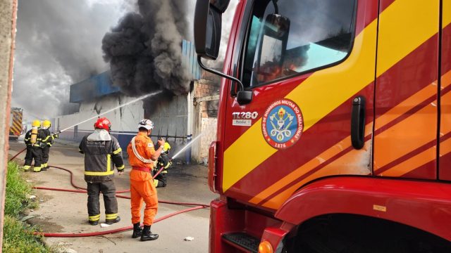 Corpo de Bombeiros combate incêndio em galpão de fábrica na zona norte de Manaus