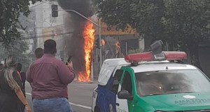 Incêndio destrói fiação elétrica em cruzamento da zona Centro-Sul e trânsito é desviado