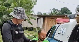 Filhote de onça pintada é resgatado por policiais da Base Fluvial Arpão, em CoariO animal será encaminhado para Manaus e entregue ao Ibama. Filhote de onça pintada é resgatado por policiais da Base Fluvial Arpão, em Coari