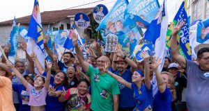 Cearazin Semisera participa de caminhada ao lado de Menezes e escuta demandas dos moradores do Coroado