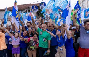 Cearazin Semisera participa de caminhada ao lado de Menezes e escuta demandas dos moradores do Coroado