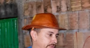 Cearazin Semisera se emociona ao relembrar início de sua trajetória no bairro Tancredo Neves: “Foi aqui que minha história começou”