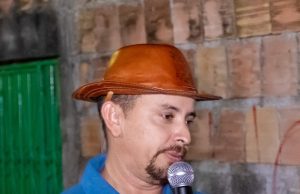 Cearazin Semisera se emociona ao relembrar início de sua trajetória no bairro Tancredo Neves: “Foi aqui que minha história começou”