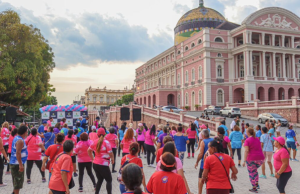 “Arena Rosa e Azul”: Mais de 500 idosos e envelhecentes participam da ação de saúde e bem-estarAção reforçou a prevenção e os cuidados contra o câncer de mama, colo de útero e próstata. “Arena Rosa e Azul”: Mais de 500 idosos e envelhecentes participam da ação de saúde e bem-estar