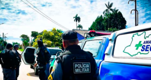 Polícia do Amazonas resgata quatro irmãos após denúncia de abandonoAs crianças foram retiradas de uma quitinete com ajuda dos vizinhos. Polícia do Amazonas resgata quatro irmãos após denúncia de abandono