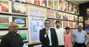 Arena da Amazônia ganha exposição em homenagem ao jornalista Agnaldo de Oliveira Gomes JúniorAs fotografias foram doadas pela família de Agnaldo à Sedel, como um tributo à imprensa esportiva local. Arena da Amazônia ganha exposição em homenagem ao jornalista Agnaldo de Oliveira Gomes Júnior