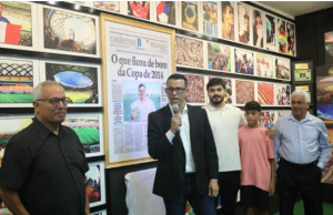 Arena da Amazônia ganha exposição em homenagem ao jornalista Agnaldo de Oliveira Gomes JúniorAs fotografias foram doadas pela família de Agnaldo à Sedel, como um tributo à imprensa esportiva local. Arena da Amazônia ganha exposição em homenagem ao jornalista Agnaldo de Oliveira Gomes Júnior
