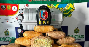 Base Arpão 1: Cão policial encontra 29 quilos de oxi escondidos em malasAs drogas apreendidas foram avaliadas em R$ 300 mil. Base Arpão 1: Cão policial encontra 29 quilos de oxi escondidos em malas