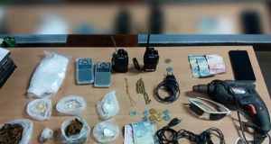 Em Parintins, Polícia Militar prende homem e apreende adolescente que vendiam drogasDupla comercializava entorpecentes para grupo de pessoas em terreno. Em Parintins, Polícia Militar prende homem e apreende adolescente que vendiam drogas