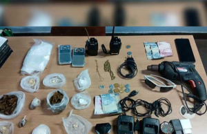 Em Parintins, Polícia Militar prende homem e apreende adolescente que vendiam drogasDupla comercializava entorpecentes para grupo de pessoas em terreno. Em Parintins, Polícia Militar prende homem e apreende adolescente que vendiam drogas