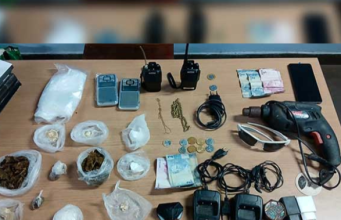 Em Parintins, Polícia Militar prende homem e apreende adolescente que vendiam drogas Em Parintins, Polícia Militar prende homem e apreende adolescente que vendiam drogas