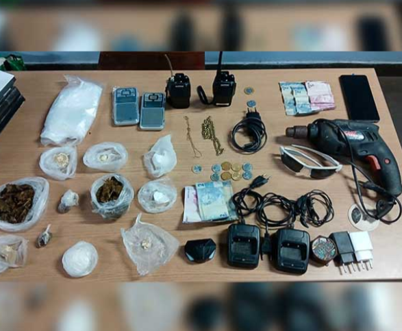Em Parintins, Polícia Militar prende homem e apreende adolescente que vendiam drogas Em Parintins, Polícia Militar prende homem e apreende adolescente que vendiam drogas