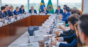 Lula convoca ministros para reunião sobre preços dos alimentosLula pretende exigir dos ministros a apresentação de propostas para reduzir os preços dos alimentos. Lula convoca reunião com ministros