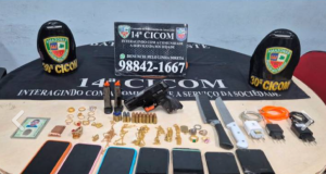 Polícia prende grupo por roubo à residência e identifica envolvimento de irmão da vítima no crimeCrime foi facilitado por informações repassadas por familiar; cinco homens e um adolescente foram detidos. Polícia prende grupo por roubo à residência e identifica envolvimento de irmão da vítima no crime