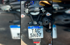 Polícia recupera motocicleta com restrição de furto na zona oesteO veículo foi encontrado abandonado no bairro Santo Antônio. Polícia recupera motocicleta com restrição de furto na zona oeste