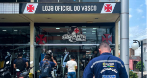 Procon-AM notifica bilheteria digital por suposto descumprimento dos direitos das pessoas com deficiência na venda de ingressos para o evento Vasco x MadureiraDe acordo com a denúncia, os assentos gratuitos destinados às pessoas com deficiência e a concessão de meia-entrada para seus acompanhantes somente poderiam ser retirados no dia do jogo. Procon-AM notifica bilheteria digital por suposto descumprimento dos direitos das pessoas com deficiência na venda de ingressos para o evento Vasco x Madureira