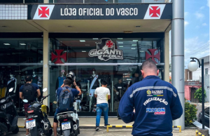 Procon-AM notifica bilheteria digital por suposto descumprimento dos direitos das pessoas com deficiência na venda de ingressos para o evento Vasco x MadureiraDe acordo com a denúncia, os assentos gratuitos destinados às pessoas com deficiência e a concessão de meia-entrada para seus acompanhantes somente poderiam ser retirados no dia do jogo. Procon-AM notifica bilheteria digital por suposto descumprimento dos direitos das pessoas com deficiência na venda de ingressos para o evento Vasco x Madureira
