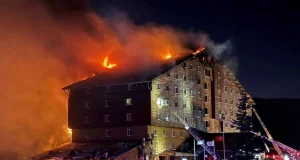Tragédia na Turquia: Incêndio em hotel de estação de esqui deixa 76 mortosO Ministro do Interior da Turquia, Ali Yerlikaya, revelou que, no momento do incêndio, havia 238 pessoas hospedadas no hotel. Tragédia na Turquia