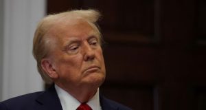 Trump volta com ameaças tarifárias contra UE e ChinaAs declarações foram feitas a repórteres na Casa Branca Trump volta com ameaças tarifárias contra UE e China