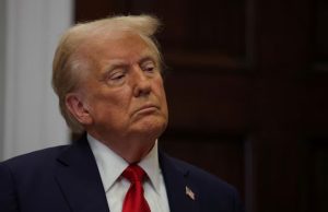 Trump volta com ameaças tarifárias contra UE e ChinaAs declarações foram feitas a repórteres na Casa Branca Trump volta com ameaças tarifárias contra UE e China