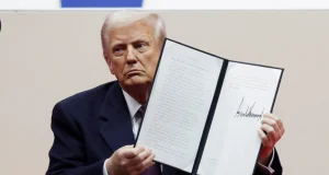 Donald Trump assina primeiros decretos como presidente dos EUA; saiba quais são as medidas imediatasTrump oficializou os primeiros decretos no palco da Capital One Arena. Donald Trump assina primeiros decretos