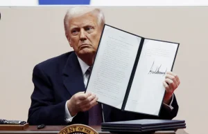 Donald Trump assina primeiros decretos como presidente dos EUA; saiba quais são as medidas imediatasTrump oficializou os primeiros decretos no palco da Capital One Arena. Donald Trump assina primeiros decretos