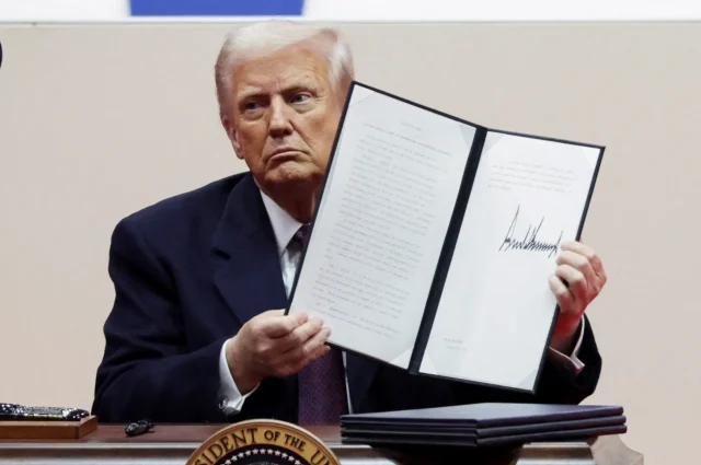 Donald Trump assina primeiros decretos Donald Trump assina primeiros decretos