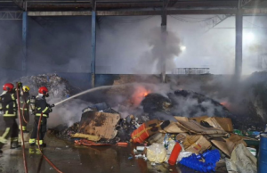 Em ação rápida, Corpo de Bombeiros combate incêndio em fábrica de materiais recicláveis no DistritoMais de 15 mil litros de água foram usados para extinguir o sinistro. Em ação rápida, Corpo de Bombeiros combate incêndio em fábrica de materiais recicláveis no Distrito