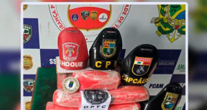 Base Arpão 1: Homem é preso com mais de R$ 500 mil em drogas escondidas em malasAs drogas foram localizadas com auxílio dos cães policiais Havana e Athena. Base Arpão 1: Homem é preso com mais de R$ 500 mil em drogas escondidas em malas