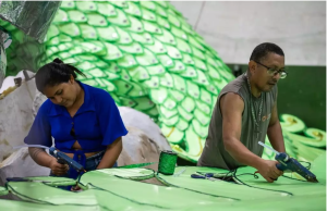 Carnaval na Floresta 2025: Geração de emprego e renda é realidade nos barracões das escolas de sambaEscultores, pintores e aderecistas são alguns dos profissionais empregados para a confecção de carros alegóricos. Carnaval na Floresta 2025: Geração de emprego e renda é realidade nos barracões das escolas de samba