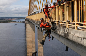 Militares do Corpo de Bombeiros simulam resgate de vítimas durante treinamento na ponte Phelippe DaouTreinamento contempla 17 alunos e tem duração de 400 horas. Militares do Corpo de Bombeiros simulam resgate de vítimas durante treinamento na ponte Phelippe Daou