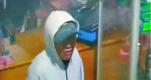 Polícia Civil divulga imagem de suspeito de roubo a loja de celulares em EnviraAs informações podem ser repassadas pelo número, disque-denúncia da SSP-AM. Polícia Civil divulga imagem de suspeito de roubo a loja de celulares em Envira