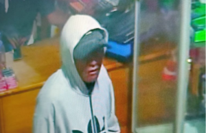 Polícia Civil divulga imagem de suspeito de roubo a loja de celulares em EnviraAs informações podem ser repassadas pelo número, disque-denúncia da SSP-AM. Polícia Civil divulga imagem de suspeito de roubo a loja de celulares em Envira