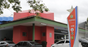 Polícia Civil prende homem por invadir e roubar objetos da casa de uma idosa em ManausO indivíduo também foi autuado por posse ilegal de arma de fogo. Polícia Civil prende homem por invadir e roubar objetos da casa de uma idosa em Manaus