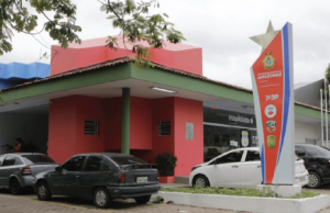 Polícia Civil prende homem por invadir e roubar objetos da casa de uma idosa em ManausO indivíduo também foi autuado por posse ilegal de arma de fogo. Polícia Civil prende homem por invadir e roubar objetos da casa de uma idosa em Manaus